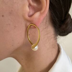 Vintage hoops earrings pearls gold tone